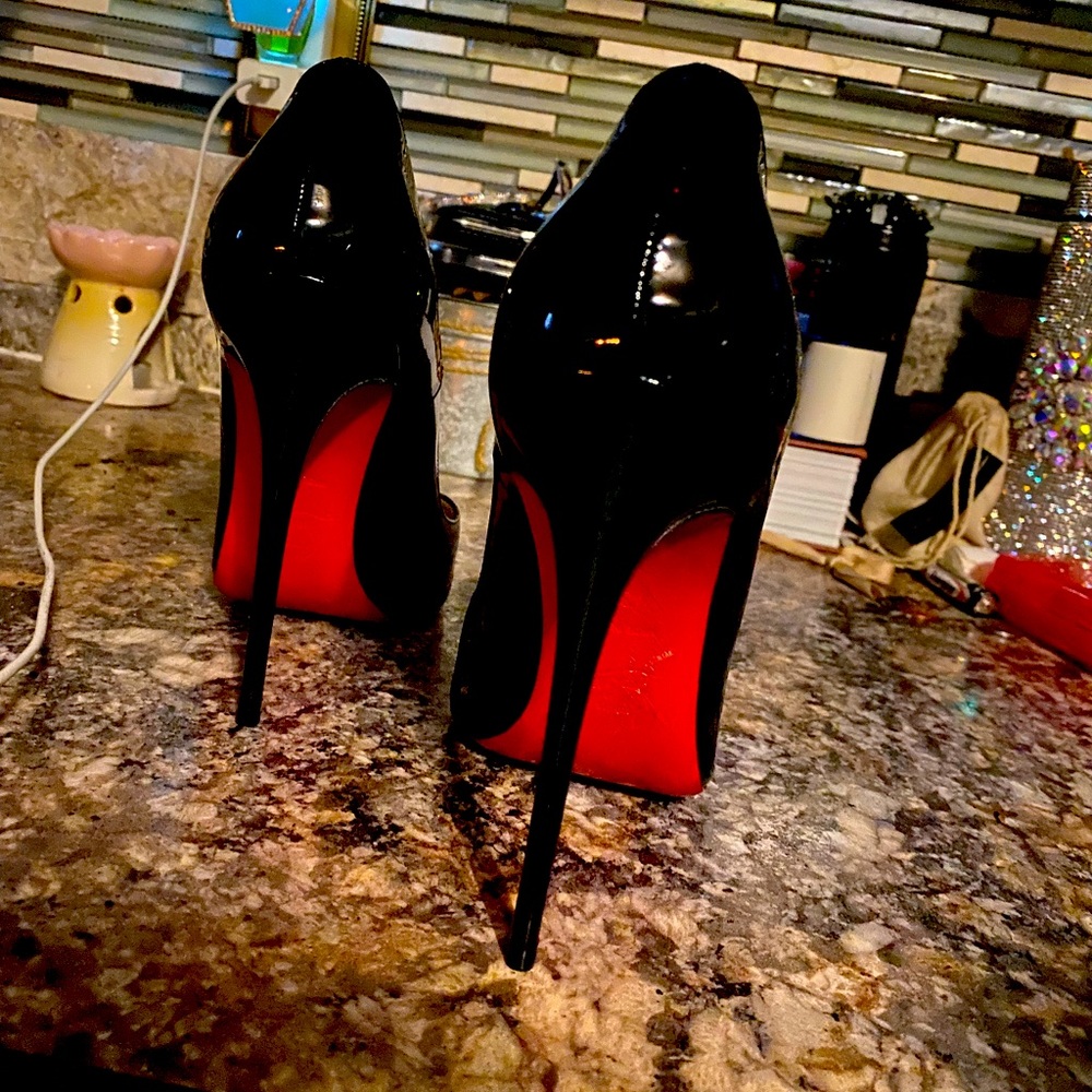 Theses are a size 39 // Style silhouette pump
